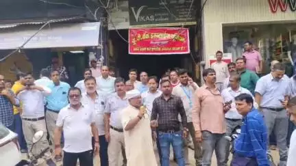 मिर्ज़ापुर: राष्ट्रव्यापी हड़ताल के तहत डनकीनगंज में बैंक कर्मचारियों ने अपनी मांगों को लेकर किया जोरदार प्रदर्शन