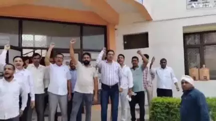 जींद: जुलाना में बिजली कर्मचारियों ने सरकार की ऑनलाइन नीति के विरोध में की नारेबाजी