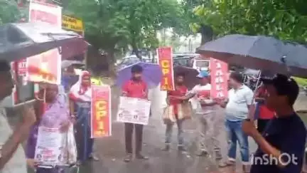 ধনিয়াখালি: ধনিয়াখালীর বেলমুড়ি স্টেশন সংলগ্ন এলাকায় বিক্ষোভ দেখাল বাম কর্মী সমর্থকরা