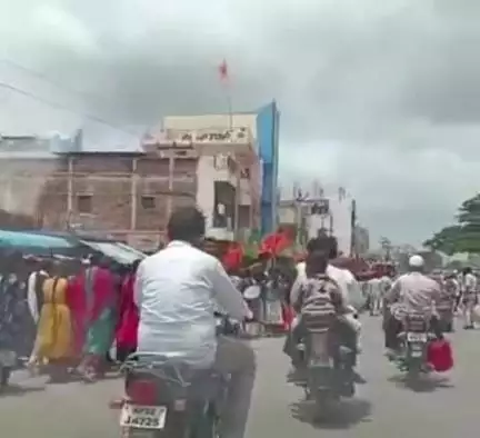 అలంపూర్: అయిజ మున్సిపాలిటీ కేంద్రంలోని విద్యార్థి సంఘాల ఆధ్వర్యంలో ర్యాలీ నిర్వహణ