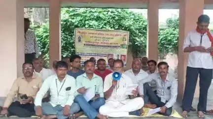 पूरनपुर: तहसील में ठगी पीड़ित जमाकर्ता परिवार ने सरकार के खिलाफ प्रदर्शन कर प्रधानमंत्री को ज्ञापन सौंपा