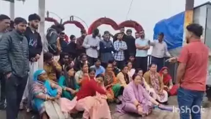 नैनीताल: भूमियाधार क्षेत्र के लोगों ने किया धरना प्रदर्शन, चुनाव बहिष्कार की चेतावनी दी