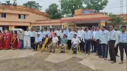 କାମାକ୍ଷାନଗର: କାମାକ୍ଷାନଗର ଉପଜିଲ୍ଲାପାଳଙ୍କ କାର୍ଯ୍ୟାଳୟ ଆଗରେ ବୁଧବାର ୧ଟାରେ ବିଏଲଓଙ୍କୁ ନେଇ ବୈଠକ ଉପସ୍ଥିତ ରହିଲେ ଉପଜିଲ୍ଲାପାଳ ଦିନମଣି ନାଏକ