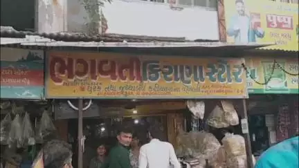 ખંભાત: મોટી શાકમાર્કેટમાં ભેળસેળિયા તેલનો વેચાણ કરનાર ભગવતી ટ્રેડર્સના માલિકને અધિક નિવાસી કલેક્ટરે 1.26 લાખનો દંડ ફટકાર્યો.