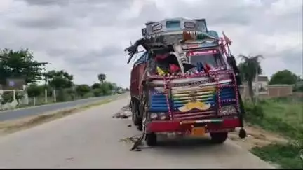 कोईलवर: कोईलवर छपरा फोरलेन पर नया हरिपुर के समीप दो ट्रकों की आमने-सामने टक्कर, एक ट्रक पूरी तरह क्षतिग्रस्त, ड्राइवर घायल