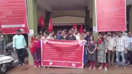 అదిలాబాద్ అర్బన్: ఆదిలాబాద్ డీసీసీబీ బ్యాంక్ ఎదుట ఉద్యోగుల నిరసన