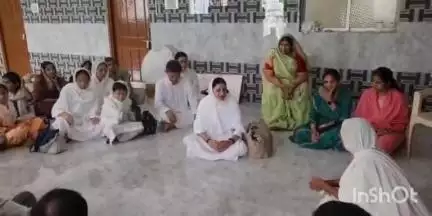 गंधवानी: जापान से आए जैन अनुयायियों ने बाग टांडा में चातुर्मास कर रहीं साध्वी जी के दर्शन किए