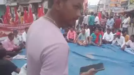 सरिया: सरिया में राष्ट्रव्यापी हड़ताल को सफल बनाने के लिए समर्थक सड़क पर उतरे, बघा चौक पर किया प्रदर्शन