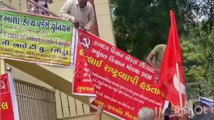 રાજકોટ પૂર્વ: #jansmasya: હોસ્પિટલ ચોક ખાતે સૌરાષ્ટ્રભરની આશા વર્કર બહેનોએ વિવિધ માંગણીઓને લઈને ઉગ્ર વિરોધ પ્રદર્શન