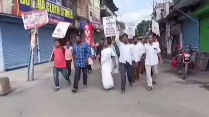 তুফানগঞ্জ ১: মহকুমা আদালতের গেট বন্ধ করতে আসা বন্ধ সমর্থনকারী SUCI কর্মী সমর্থক ও পুলিশের মধ্যে ধুমধুমার পরিস্থিতি ,আটক ৮ জন