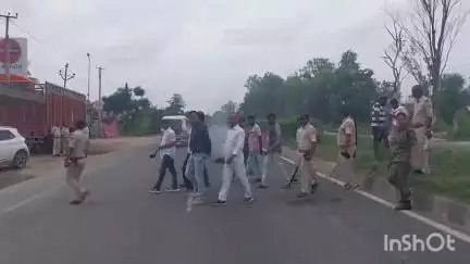 कुचायकोट: बिहार बंदी को सफल बनाने के लिए महागठबंधन के नेताओं ने थाना के भठवा NH-27 को किया जाम, प्रशासन ने कराया खाली