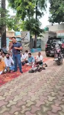 aaj seohara ki nagarpalika mein dharne per baithe sabhi log House tax ki vajah se jo bada hai use per baithe nagarvasi