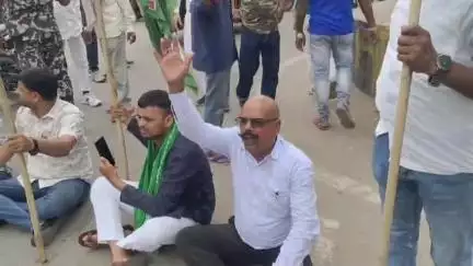 महागठबंधन के आह्वान पर सासाराम पोस्ट ऑफिस चौक पर नेताओं द्वारा किया गया चक्का जाम.