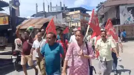 কালচিনি: হ্যামিলটনগঞ্জে বনধের সমর্থনে স্লোগান দিয়ে মিছিল সিপিএমের, মিছিলে পায়ে পা মিলিয়ে পাল্টা স্লোগান তৃণমূলের