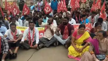 అసిఫాబాద్: నాలుగు లేబర్ కోడ్ లను రద్దు చేయాలని ఏఐటీయూసీ,CITU యూనియన్ నాయకుల ఆధ్వర్యంలో ధర్నా
