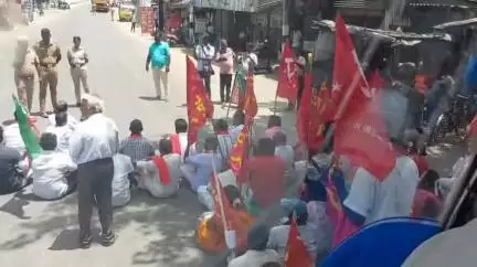 புதுக்கோட்டை: 'பாரத் பந்த்' மியூசியம் அருகே திருச்சி சாலையில் திடீர் சாலை மறியல்- தொழிற்சங்கத்தினருடன் போலீசார் பேச்சுவார்த்தை