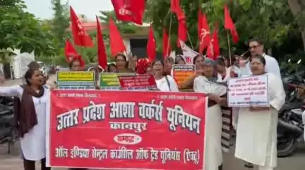 कानपुर: रामादेवी स्थित काशीराम अस्पताल के सीएमओ कार्यालय के बाहर आशा बहुओं ने जमकर की नारेबाजी