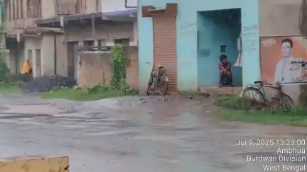 মুরারই ১: নিম্নচাপের জেরে বীরভূমের মুরারই এলাকায় চলছে বৃষ্টি
