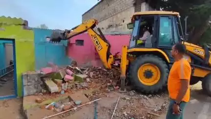 చిత్తూరు కలెక్టర్ ఎమ్మెల్యే ఆదేశాలతో భాగంగా రోడ్డు విస్తరణ పనులలో 100 అడుగుల భవనాన్ని తొలగించిన చిత్తూరు నగరపాలక సంస్థ