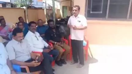 புதுக்கோட்டை: LIC அலுவலக வாசலில் அகில இந்திய பொது வேலை நிறுத்தத்திற்கு லிக்காய் சங்கத்தினர் ஆதரவு தெரிவித்து ஆர்ப்பாட்டம்