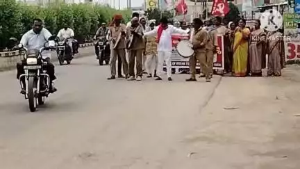 వర్ని: దేశవ్యాప్త సమ్మెలో భాగంగా ఉమ్మడి వర్ణీ మండలంలో సిపిఐ సిపిఎం సిఐటియు ల ఆధ్వర్యంలో ర్యాలీ మానవహారం తాసిల్దార్ కు వినతిపత్ర