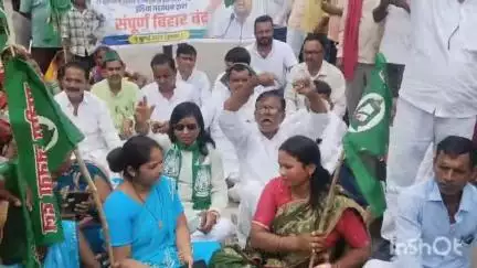 शेरघाटी: बिहार बंद के समर्थन में शेरघाटी विधायक मंजू अग्रवाल का प्रदर्शन, चुनाव आयोग पर साधा निशाना