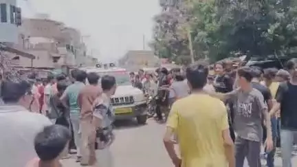 डुमरा: राजोपट्टी में गहन पुनरीक्षण कार्य के विरोध में लोगों ने किया सड़क जाम