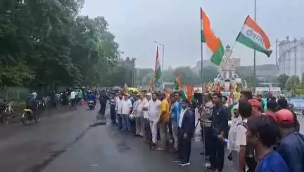 ফরিদপুর দুর্গাপুর: দুর্গাপুর শিল্পাঞ্চলে বনধের কোন সেই অর্থে  প্রভাব পরলো না, দুর্গাপুর ইস্পাত কারখানার গেটে বন্ধের বিরোধিতায় চলে স্লোগান