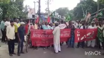 नावकोठी: नावकोठी में भारत बंद का दिखा मिला-जुला असर, महागठबंधन कार्यकर्ताओं ने किया सड़क जाम