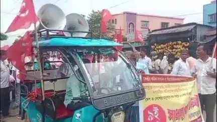 মুরারই ২: ভারত বন্ধের সমর্থনে রাস্তায় নেমে বিক্ষোভ হিয়াতনগর মোড়ে দেখালো সিপিআইএম ও অন্যান্য শ্রমিক সংগঠনের নেতৃত্বরা
