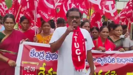 నిర్మల్: దేశవ్యాప్తంగా నిర్వహిస్తున్న బంద్ లో భాగంగా జిల్లా కేంద్రంలో కార్మిక సంఘాల జేఏసీ ఆధ్వర్యంలో భారీ ర్యాలీ నిర్వహించారు.