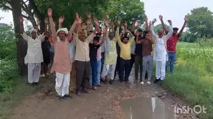 कुरावली: नगला खुशाली में 15 से सड़क निर्माण न होने से गांव हुआ बदहाल, ग्रामीणों ने किया प्रदर्शन