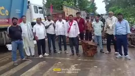 टेटिया बम्बर: मतदाता वेरिफिकेशन के विरोध में टेटिया बंबर प्रखंड के राजा रानी तालाब देवघरा में सड़क जाम