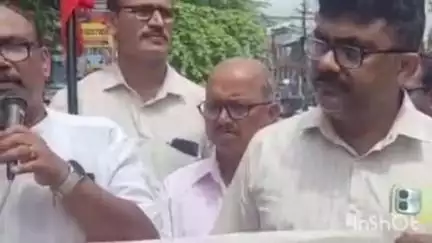 കോഴഞ്ചേരി: പൊതു പണിമുടക്കിന് ഐക്യദാർഢ്യവുമായി പത്രപ്രവർത്തക യൂണിയൻ പത്തനംതിട്ട ടൗണിൽ പ്രകടനം നടത്തി