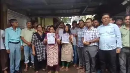 রানাঘাট ১: বনধের দিনে রানাঘাট আদালতে এলেও বকেয়া DA এর দাবিতে রাজ্য সরকারের বিরোধিতা করে আদালতের কাজে যোগ দিলেন না সরকারি কর্মীরা