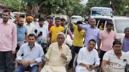 सोनो: सोनो में मतदाता सूची के विशेष गहन पुनरीक्षण कार्यक्रम के खिलाफ राजद नेता ने किया चक्का जाम