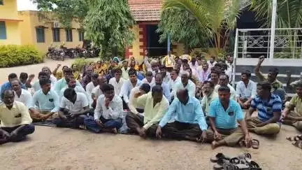 ರೋಣದಲ್ಲಿ ಗ್ರಾಮ ಪಂಚಾಯಿತಿ ನೌಕರರಿಂದ ವಿವಿಧ ಬೇಡಿಕೆ ಈಡೇರಿಕೆಗೆ ಆಗ್ರಹಿಸಿ ಪ್ರತಿಭಟನೆ