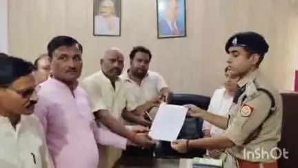 बिधूना: बेला कस्बा निवासी भाजपा नेता पर दर्ज मुकदमे के विरोध में सैकड़ों कार्यकर्ता थाने पहुंचे