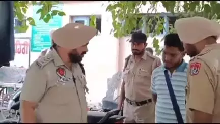 ਜਲਾਲਾਬਾਦ: ਬੱਸ ਸਟੈਂਡ ਦੀ ਪਾਰਕਿੰਗ ਚ ਮਿਲੇ ਬਿਨਾਂ ਨੰਬਰ ਦੇ ਮੋਟਰਸਾਈਕਲ, ਠੇਕੇਦਾਰ ਬੋਲਿਆ ਪੰਜਾਬ ਰੋਡਵੇਜ਼ ਅਤੇ ਪੁਲਿਸ ਕਰਮਚਾਰੀ ਦੇ ਬਾਈਕ