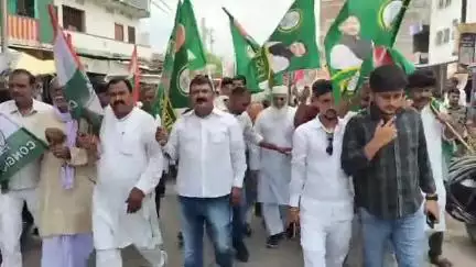 रफीगंज: रफीगंज में महागठबंधन के कार्यकर्ताओं ने बस स्टैंड में आगजनी कर बाजार बंद कराया, घंटों सड़क जाम