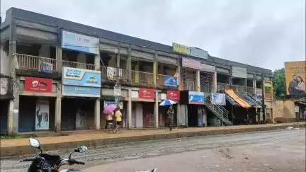 বিনপুর ১: বৃষ্টিকে উপেক্ষা করে ঝান্ডা হাতে লালগড়ে সাধারণ ধর্মঘটকে সফল করতে নামল বন্ধ সমর্থনকারী রাজনৈতি দলগুলি