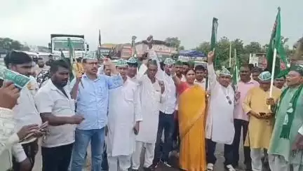बाराचट्टी: मतदाता पुनरीक्षण के विरोध में महागठबंधन के लोगों ने बाराचट्टी जीटी रोड पर किया जाम