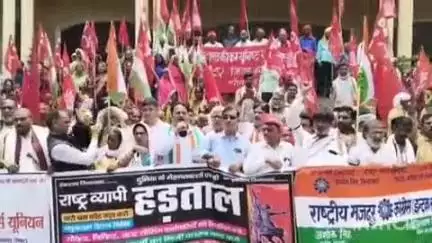 रॉबर्ट्सगंज: कलेक्ट्रेट में विभिन्न ट्रेड यूनियन के सदस्यों ने किया प्रदर्शन, राष्ट्रव्यापी हड़ताल का किया समर्थन