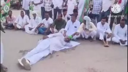 बक्सर: राजद के झुग्गी झोपड़ी प्रकोष्ठ के प्रदेश अध्यक्ष ने सड़क पर सोकर स्टेशन रोड पर आवागमन किया बाधित