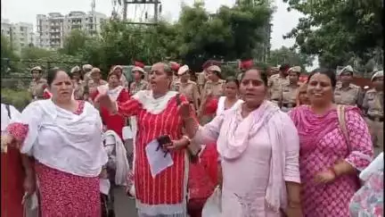 ਐਸਏਐਸ ਨਗਰ ਮੁਹਾਲੀ: ਆਂਗਨਵਾੜੀ ਵਰਕਰਾਂ ਵੱਲੋਂ ਮੋਹਾਲੀ ਦੇ ਜਿਲਾ ਪ੍ਰਬੰਧਕੀ ਕੰਪਲੈਕਸ ਬਾਹਰ ਲਗਾਇਆ ਗਿਆ ਸੜਕ ਜਾਮ