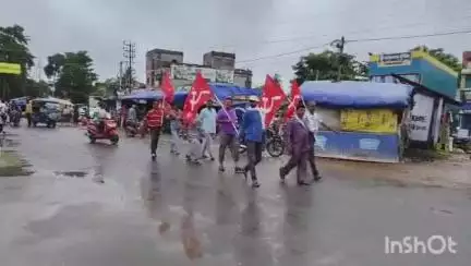খাতড়া: কেন্দ্রেল ট্রেড ইউনিয়ন গুলোর ডাকা দেশব্যাপী সাধারণ ধর্মঘটের সমর্থনে খাতড়া বাজারে মিছিল করল সিপিএম
