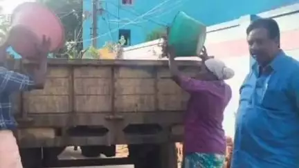 వాకాడులో పారిశుద్ధ్య పనులను తనిఖీ చేసిన MPDO శ్రీనివాసులు, ప్రతి రోజు చెత్తను సంపద కేంద్రాలకు తరలించాలని సూచన