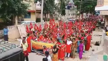 ಗೌರಿಬಿದನೂರು: ಅಖಿಲ ಭಾರತ ಮುಷ್ಕರ ಹಿನ್ನಲೆಯಲ್ಲಿ ನಗರದಲ್ಲಿ ಬೃಹತ್ ಪ್ರತಿಭಟನಾ ಧರಣಿ