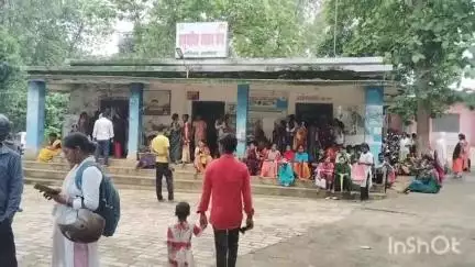 मनिका: सामुदायिक स्वास्थ्य केंद्र मनिका में मातृ दिवस पर गर्भवती महिलाओं की हुई जांच
