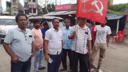 হবিবপুর: বিভিন্ন কেন্দ্রীয় ট্রেড ইউনিয়নের ডাকা সাধারণ ধর্মঘটের প্রভাব পড়ল আইহোতে, সকাল থেকেই রাস্তায় নেমে পিকেটিং বনধ সমর্থকদের